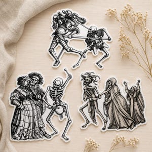 Op de afbeelding: Drie gestanste stickers met zwart-witte illustraties in inktstijl. Eén toont een ridder die vecht tegen een skelet, een andere een skelet dat trommelt voor een koppel, en de derde een skelet dat twee figuren in gewaden begeleidt.