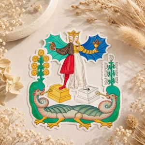 Op de afbeelding: Een gestanste sticker met een dubbelzijdige figuur met een kroon, de ene kant in rood en zwart met een groene vleugel, de andere in wit met een blauwe vleugel. De figuur staat op twee voetstukken boven een groen wezen met twee koppen en gele poten.