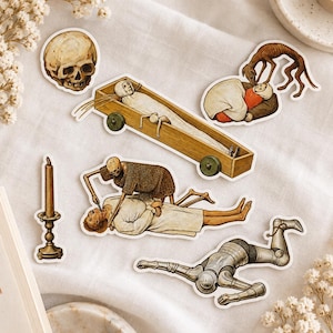 Puede incluir: Una colección de seis pegatinas troqueladas con ilustraciones de arte histórico: un cráneo humano, una figura en un carro de madera, un perro con una persona, un esqueleto operando a un paciente, una vela en un candelero y una armadura.