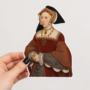 Könnte beinhalten: Ein gestanzter Aufkleber mit dem Porträt einer Person in Renaissance-Kleidung, die ein tiefrotes Samtkleid mit grauen gemusterten Ärmeln, eine goldene Halskette mit Anhänger und eine schwarz-goldene, spitz zulaufende Kopfbedeckung trägt.