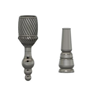 Op de afbeelding: Tweedelige zilverkleurige flessenstopper set. Eén stuk heeft een cilindrische bovenkant met een spiraalvormig ontwerp, een decoratieve basis en een afgeronde steel. Het tweede stuk is een eenvoudige, taps toelopende stopper.