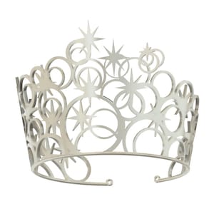 Op de afbeelding: Zilverkleurige kroon met een decoratief ontwerp. De kroon heeft een reeks cirkels en stervormen. De basis van de kroon heeft een gebogen ontwerp met kleine lussen aan elk uiteinde.