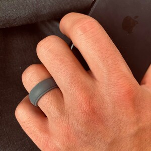 Banded glory silicone rings deals