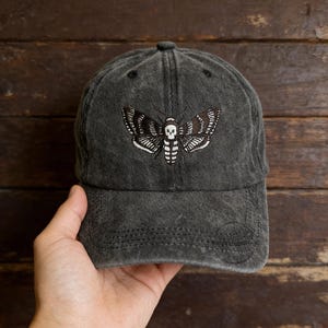 Broderad hatt med dödshuvudmal, broderad goth-keps, tvättad vintage-keps, justerbar snapback-keps, estetisk hatt med mörk goth-motiv