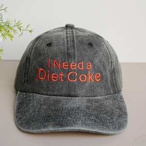 Ich Brauche einen Diet Coke Gestickter Hut, Lustiger Trendiger Hut, Vintage Baseballmütze, Ästhetischer Hut mit verstellbarem Riemen, Gewaschener Baseballhut, Cola-Liebhaber-Hut
