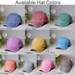 Pu&ograve; includere: Immagine di cappellini da baseball in vari colori: blu navy, rosso vino, verde, viola, giallo, blu, arancione, grigio, rosa e caff&egrave;. Il testo "Available Hat Colors" &egrave; visualizzato in alto.