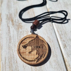 Wolf Silhouette Pendant - 35mm Beechwood Spirit Animal Necklace - Minimalist Norse Pagan Amulet - Nature Jewellery