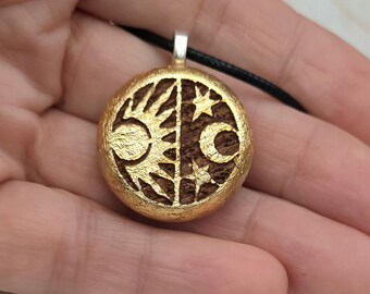 Colgante de madera de haya con pan de oro de 22 quilates – Sol y luna grabados con láser