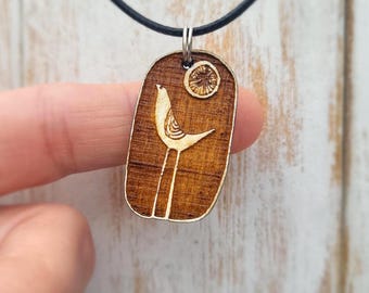 Collar de madera con diseño de pájaro y sol, colgante de madera de haya grabado, joyería bohemia inspirada en la naturaleza, regalo minimalista y rústico.