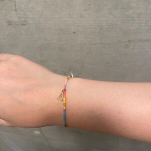 Pulsera arcoíris con letra: pulsera de cuentas personalizada, idea de regalo colorida, joyería con iniciales para mujeres y niños