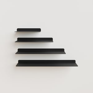 マットブラックの金属製フローティングシェルフ：モダンでミニマルなインテリア