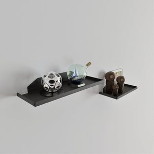 Minimalist Metal Floating Shelf: Modern Wall Decor