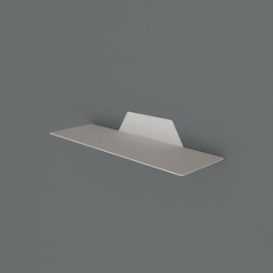 以下が含まれることがあります： 三角形の背面パネルが付いた白い金属製の棚。棚は灰色の壁に取り付けられています。