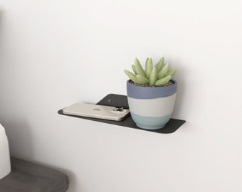 Minimalistisk flytande metallhylla: Modernt väggmonterat sidobord