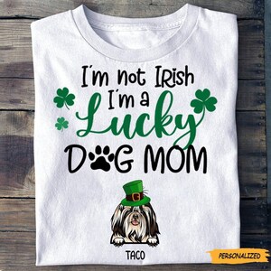 Lucky Dog Mom, Cadeau personnalisé pour les amoureux des chiens, Cadeau de la Saint-Patrick, T-shirt personnalisé pour chien, T-shirt Porte-bonheur, Cadeau pour les propriétaires de chiens