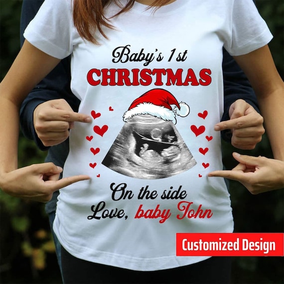 Baby 1st Christmas On The Side Camiseta personalizada, Camisa de anuncio de  embarazo, Camisa de maternidad, Mamá embarazada, Camisa embarazada