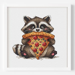 Może przedstawiać: Praca haftu krzyżykowego przedstawiająca uroczego szopa trzymającego duży kawałek pizzy. Szop ma brązowo-szare futro, czarną maskę i różowy nos. Kawałek pizzy jest posypany pepperoni i oliwkami, w białej ramie.