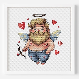 Puede incluir: Un patrón de punto de cruz de un Cupido de dibujos animados con barba, que lleva pantalones vaqueros azules y alas de ángel. Está sosteniendo un arco y una flecha y está rodeado de corazones.