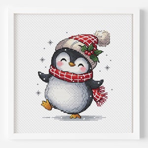 Può includere: Un simpatico pinguino dei cartoni animati con un cappello e una sciarpa rossi e bianchi, con un ramoscello di agrifoglio sul cappello. Il pinguino è in piedi su uno sfondo innevato con fiocchi di neve.