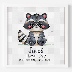 Patrón de punto de cruz para anunciar el nacimiento de un mapache. Nombre, fecha y detalles personalizados para el bebé. Recuerdo para recién nacido. Descarga instantánea.