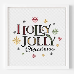 Puede incluir: Patrón de punto de cruz con el texto "Holly Jolly Christmas" en fuente negra con acentos rojos, verdes y amarillos. El texto está rodeado de copos de nieve rojos, verdes y amarillos.