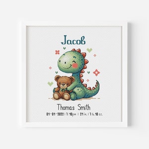 Anúncio de nascimento personalizado em ponto cruz, dinossauro com ursinho de pelúcia, estatísticas e nome personalizados do bebê, padrão de decoração de berçário para recém-nascido em PDF