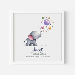 Puede incluir: Un patrón de punto de cruz con un elefante gris que sopla burbujas de colores. El patrón incluye el nombre "Jacob Thomas Smith" y la fecha "01-01-2022/1:10pm | 21 in. 11 lb. 10 oz."