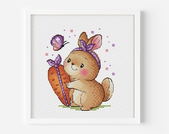 Könnte beinhalten: Ein braunes Kaninchen mit einem lila Stirnband und einer Karotte in seinen Pfoten. Ein lila Schmetterling fliegt über dem Kaninchen. Der Hintergrund ist weiß mit rosa und lila Punkten.
