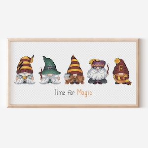 Könnte beinhalten: Fünf Gnome, die Zaubererhüte und Roben tragen, mit dem Text "Time for Magic" darunter.