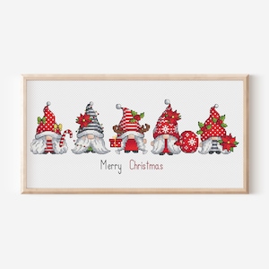 Puede incluir: Un patrón de punto de cruz con cinco gnomos que llevan gorros rojos y blancos con decoraciones festivas. Los gnomos sostienen regalos y adornos. El texto "Merry Christmas" está escrito debajo de los gnomos.