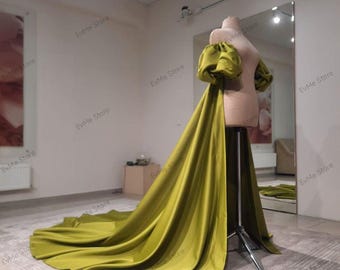 Umhang aus Satin: Abschlussballkleid, Abendschleier