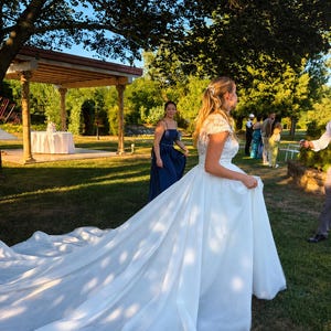 Cola de novia de tul desmontable: superposición de falda nupcial de tul suave