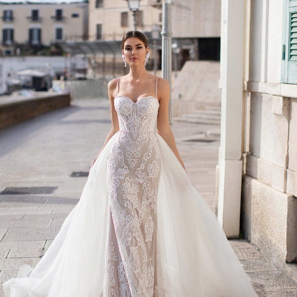 Elegant Tulle Overskirt Wedding Dress: Timeless Romance and Modern Elegance