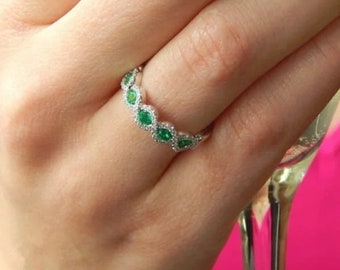 Anello minimalista verde smeraldo contorto, anello di fidanzamento gemstone promise, regalo unico per la ragazza, regalo di gioielli per la festa della mamma, il suo compleanno