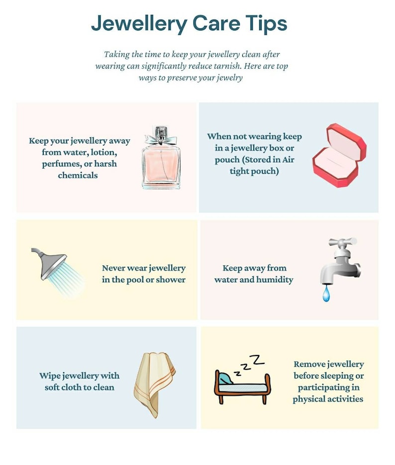 Pu&ograve; includere: Un'infografica colorata con consigli su come prendersi cura dei gioielli. L'infografica include illustrazioni di un flacone di profumo, una scatola per gioielli, una doccia, un rubinetto, un asciugamano e un letto. Il testo sull'infografica recita: "Consigli per la cura dei gioielli", "Tieni i tuoi gioielli lontani dall'acqua, dalla lozione, dai profumi o dai prodotti chimici aggressivi", "Quando non li indossi, conservali in una scatola per gioielli o in una borsa (conservati in un sacchetto ermetico)", "Non indossare mai gioielli in piscina o sotto la doccia", "Tieni i gioielli lontani dall'acqua e dall'umidit&agrave;", "Pulisci i gioielli con un panno morbido", "Rimuovi i gioielli prima di andare a dormire o di partecipare ad attivit&agrave; fisiche".