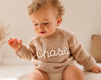 Personalisierter Babypullover mit Namen, handgestrickter Babypullover, individueller Strickpullover, Geschenk zur Geburt, Geschenk zur Babyparty, Geschenk mit Babynamen