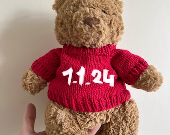 Handgestrickter Bartholomew-Bär-Namenspullover, personalisierter Jellycat-Pullover, individuelle Teddybärkleidung, handgefertigtes Plüschoutfit, Babygeschenk