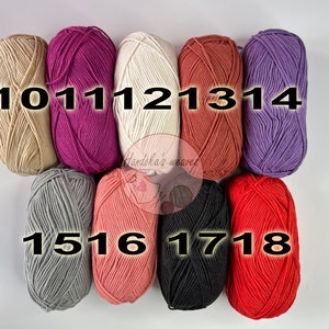 K&ouml;nnte beinhalten: Neun Garnkn&auml;uel in zwei Reihen angeordnet, beschriftet mit den Nummern 10 bis 18. Die Farben umfassen Beige, Magenta, Creme, Terrakotta, Lila, Grau, Altrosa, Schwarz und Rot. Ein kreisf&ouml;rmiges Logo mit dem Text Handoka's weaves ist sichtbar.