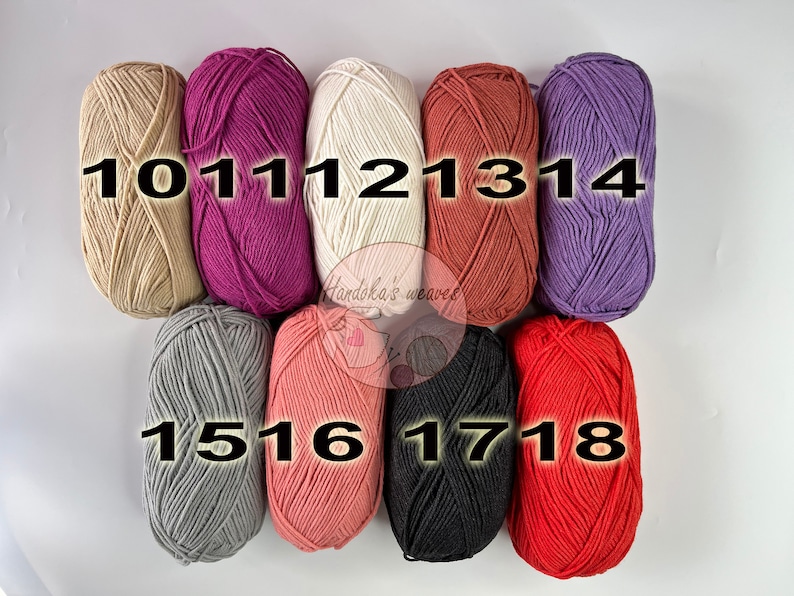 K&ouml;nnte beinhalten: Neun Garnkn&auml;uel in zwei Reihen angeordnet, beschriftet mit den Nummern 10 bis 18. Die Farben umfassen Beige, Magenta, Creme, Terrakotta, Lila, Grau, Altrosa, Schwarz und Rot. Ein kreisf&ouml;rmiges Logo mit dem Text Handoka's weaves ist sichtbar.