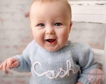 Handgestrickter, personalisierter Babypullover mit Namensstickerei, individueller Strickpullover