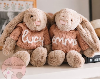 Personalisierter Jellycat-Hasenpullover, individueller Hasenpullover, handgestrickte Hasenkleidung, besticktes Namensgeschenk, Geschenk zur Babyparty, schüchterner Hase