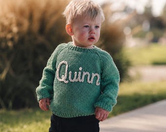 Personalisierter Babypullover mit Namen, handgestrickter Babypullover, individuelles Babygeschenk, gestrickter Babypullover, Geschenk zur Geburt, Geschenk zur Babyparty, Geschenk zum ersten Geburtstag