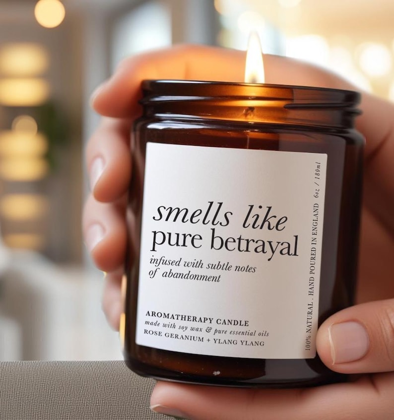 Vela con aroma a traición: un divertido regalo de despedida con cera de soja aromática. imagen 1