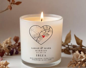 Gepersonaliseerde trouwkaartkaars als cadeau: Aromatherapiecadeau met sojawax en etherische olie.