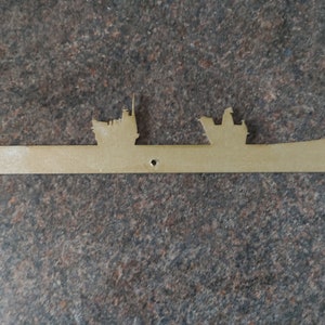 1x Vergoldetes Holz Silhouette QEII Flugzeugträger - 2.5&quot;/6cm Hoch x 28cm Breit. Neu.