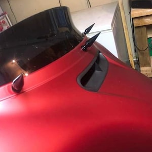 Kolce do szyb przednich Batwing Fairing z otworami wentylacyjnymi