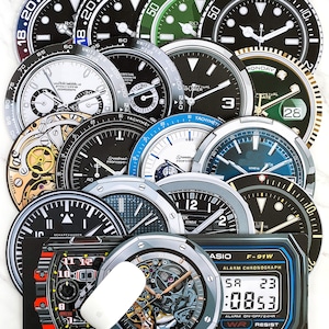 Pode incluir: Uma coleção de 12 designs de mostrador de relógio diferentes impressos em coasters redondos. Os coasters apresentam vários estilos de relógios, incluindo designs de cronógrafo, perpétuo e explorador. Os coasters são feitos de um material durável e são perfeitos para proteger seus móveis de arranhões e derramamentos.