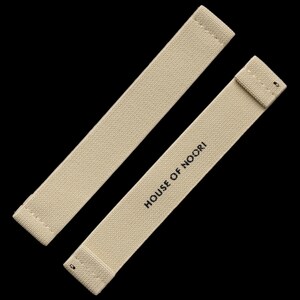 Peut inclure: Deux étiquettes en tissu beige, l'une avec le texte "HOUSE OF NOORI" imprimé en noir.