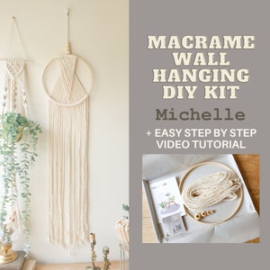 Può includere: Un arazzo da parete in macramè color crema con una cornice circolare in legno e lunghe frange. L'immagine mostra anche un kit fai-da-te con materiali e il testo "Macrame Wall Hanging DIY Kit Michelle + Easy Step by Step Video Tutorial."