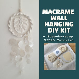 Puede incluir: Un kit de bricolaje para una pared colgante de macramé blanca con un diseño de pluma y conchas blancas. El kit incluye cuerda, conchas y un tutorial en video paso a paso.  Kit de bricolaje para pared colgante de macramé + Tutorial en video paso a paso